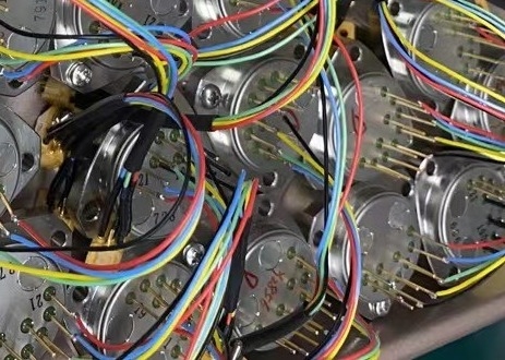 高g能力 工業用クォーツ加速計センサー 入力範囲 ±80 (g) と 限界値 <5 (μg)