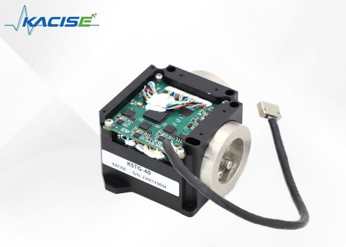 ±500 (°)/s ダイナミックレンジ、-45～+70 (℃) 動作温度、RS422 デジタル出力の光ファイバージャイロスコープセンサー