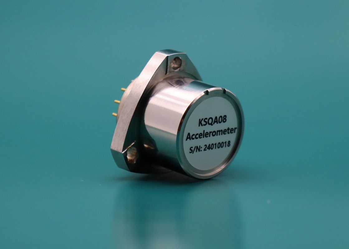 1.2～1.6mA/gのスケールファクタ、100gの耐衝撃性、および精密アプリケーション向けの1μg未満の感度を備えたクォーツフレキシブル加速度計