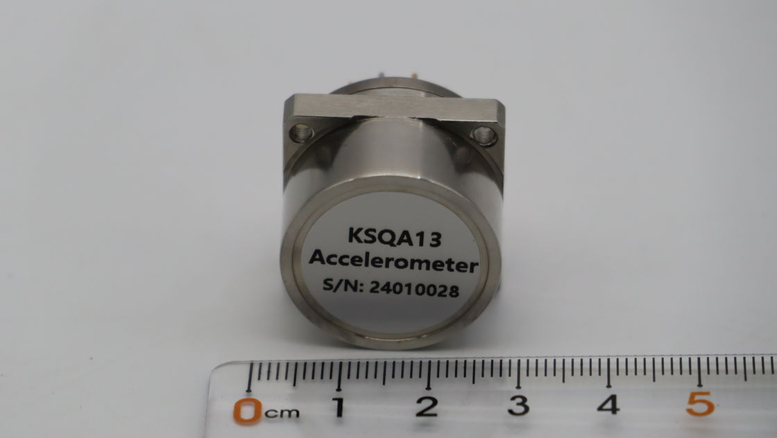 2.3 ～ 3.5mA/g スケール係数の高精度加速度計センサー、500g の耐衝撃性および ±15g の振動ピーク正弦波