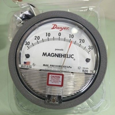 Dwyer Magnehelic 2300-60PA 差圧ゲージ、60-0-60 Pa 範囲、精度 ±2%、IP67 エンクロージャ付き