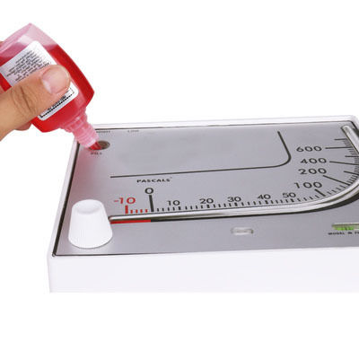 KMC-700 赤油差圧計 水産物用 ±3%の精度とコンパクトな190×150×32MM設計